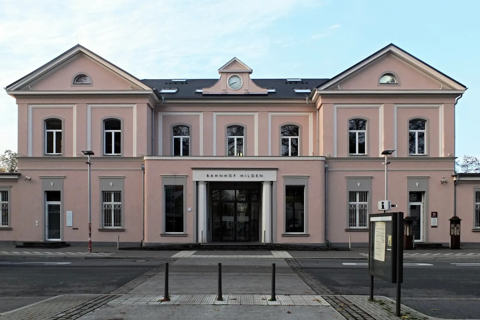 Saniertes historisches Bahnhofsgebäude in Hilden